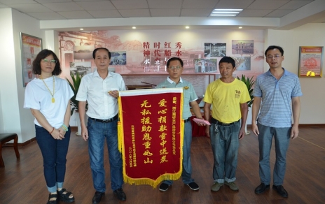 心中的愛(ài)用行動(dòng)表達，希望的燈有你我點(diǎn)亮