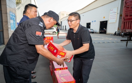 戰高溫、保供應，嘉興市財貿工會(huì )主席陳云建慰問(wèn)我司基層員工
